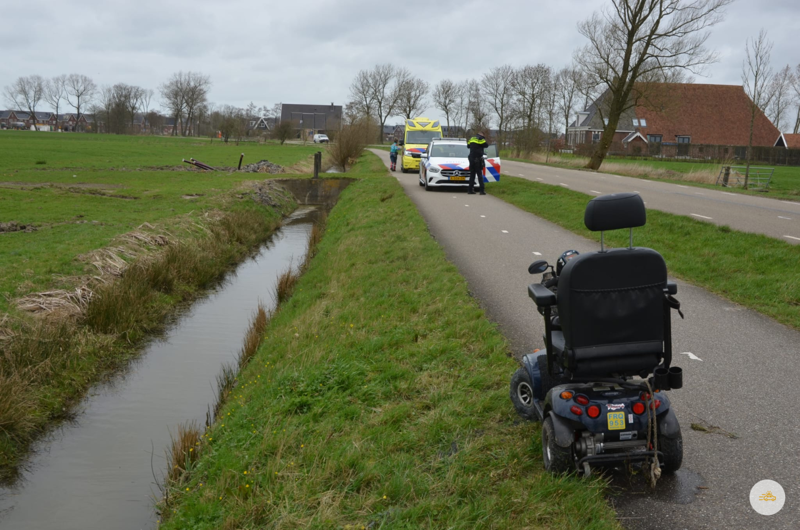 Persoon op scootmobiel rijd de sloot in