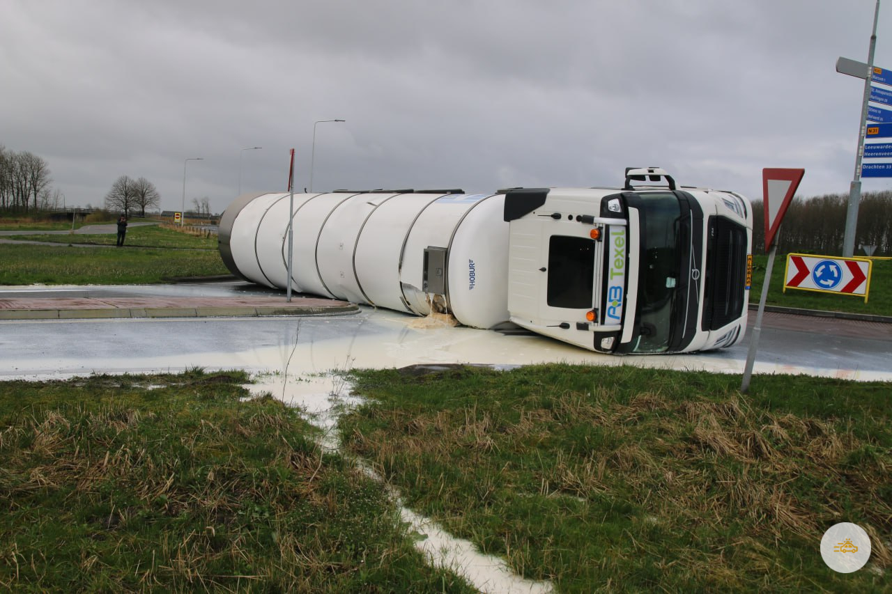 Melkwagen gekanteld op rotonde bij Marsum